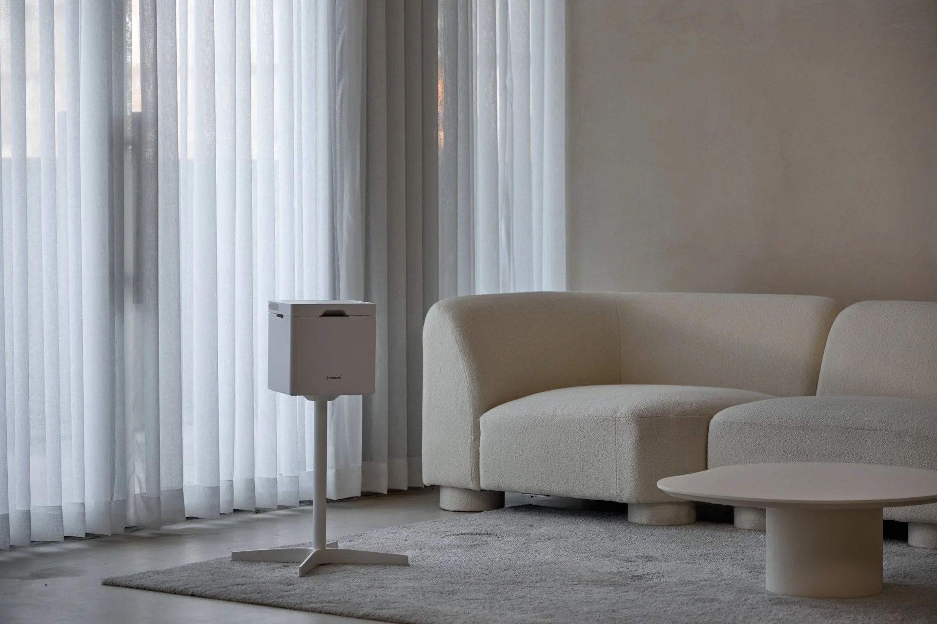 モダンでミニマルなリビングルームのインテリア