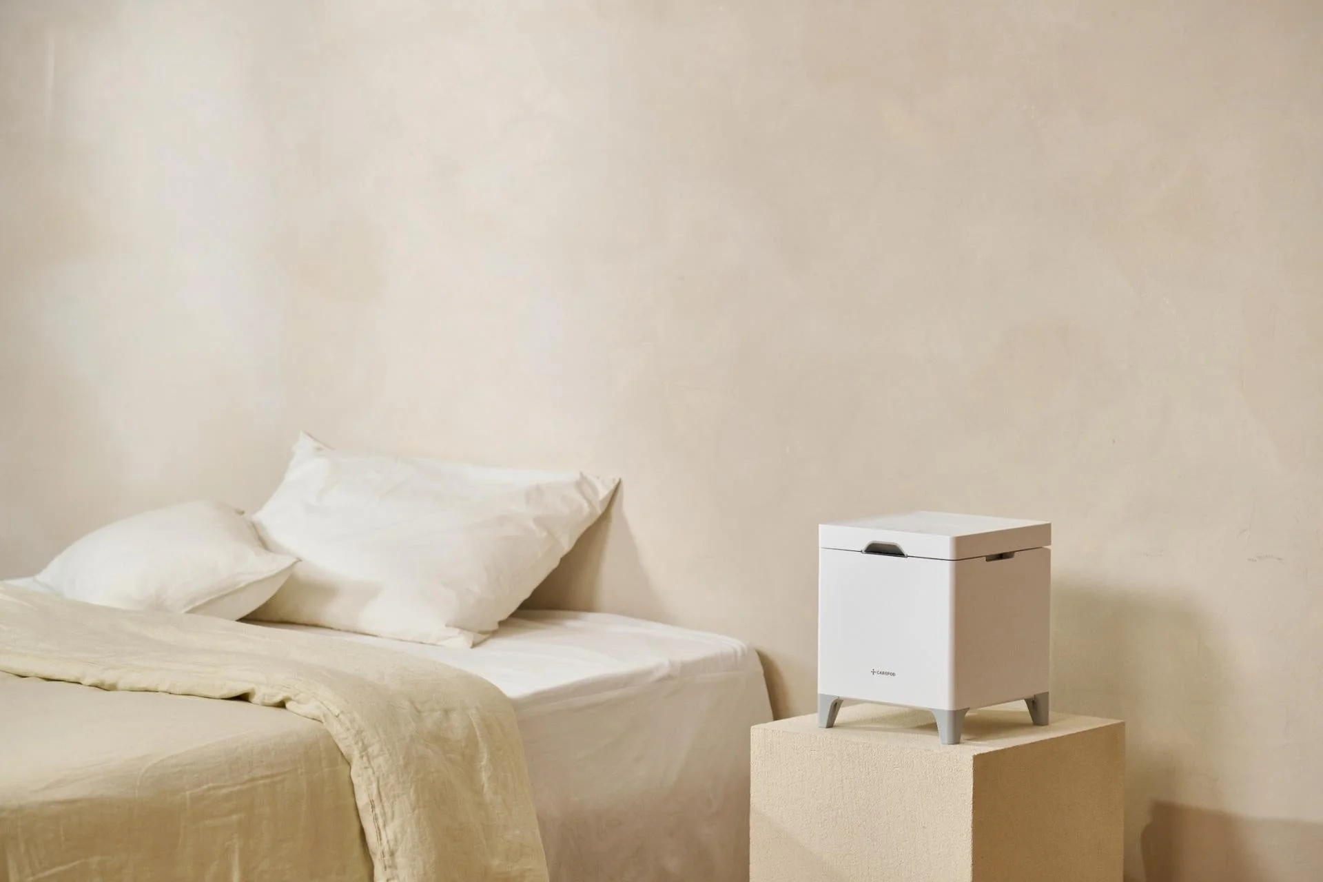 シンプルで清潔感のある寝室に置かれた白い家電