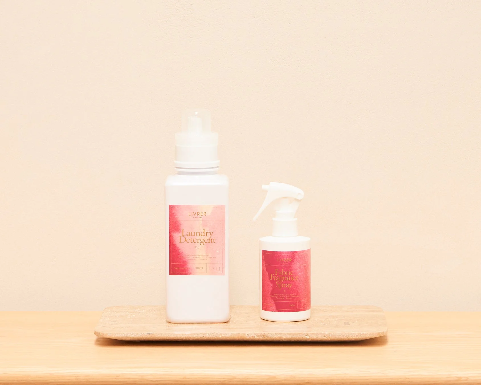 白いボトルに入った洗濯洗剤とファブリックスプレー