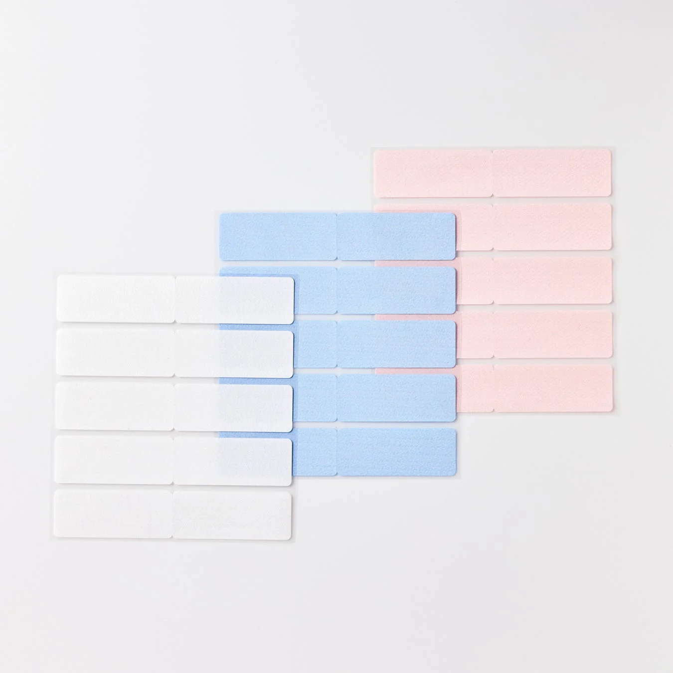 白、水色、ピンクの3色のラベル