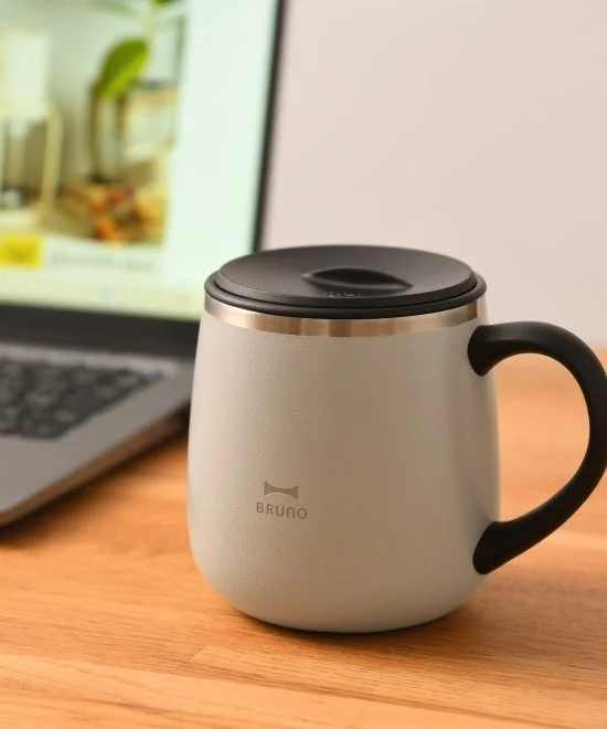 BRUNO蓋つきステンレスマグとノートパソコン