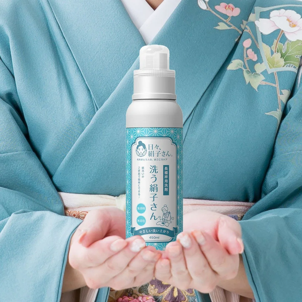 洗う絹子さん 商品を持つ