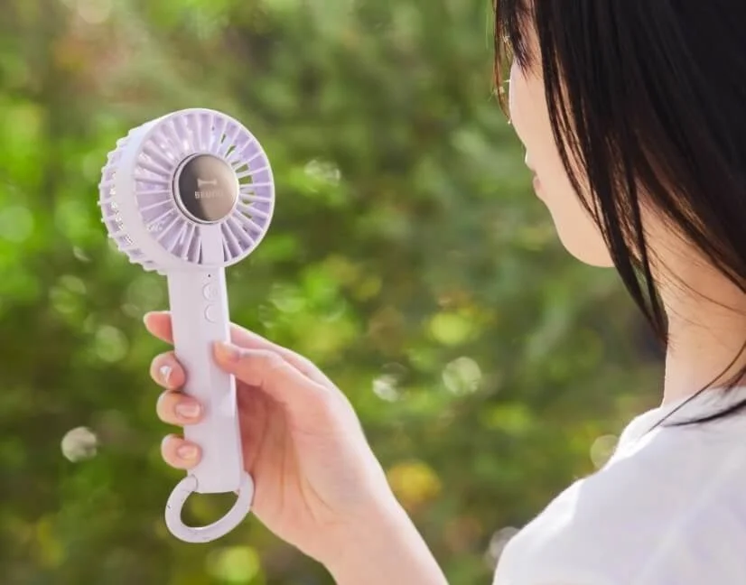 女性がBRUNO冷却プレートファンを使用