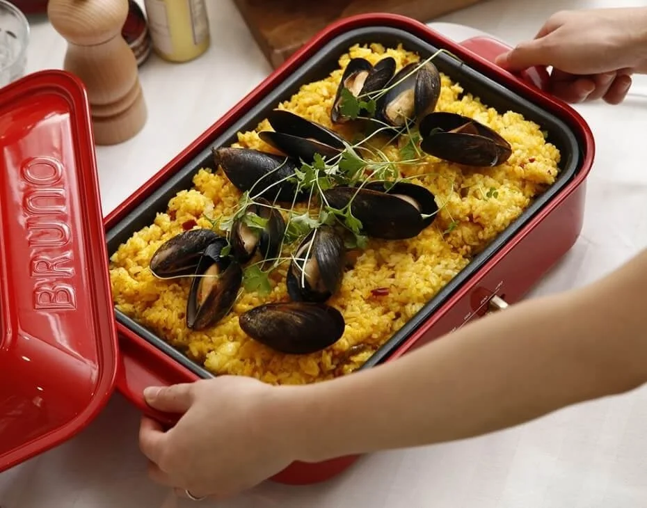 パエリアを調理中のBRUNOコンパクトホットプレート