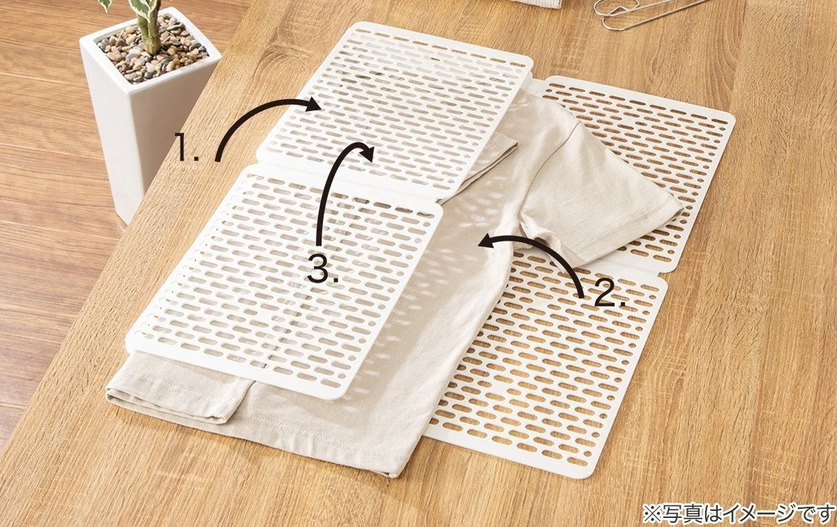 3ステップで衣類をたたむ様子