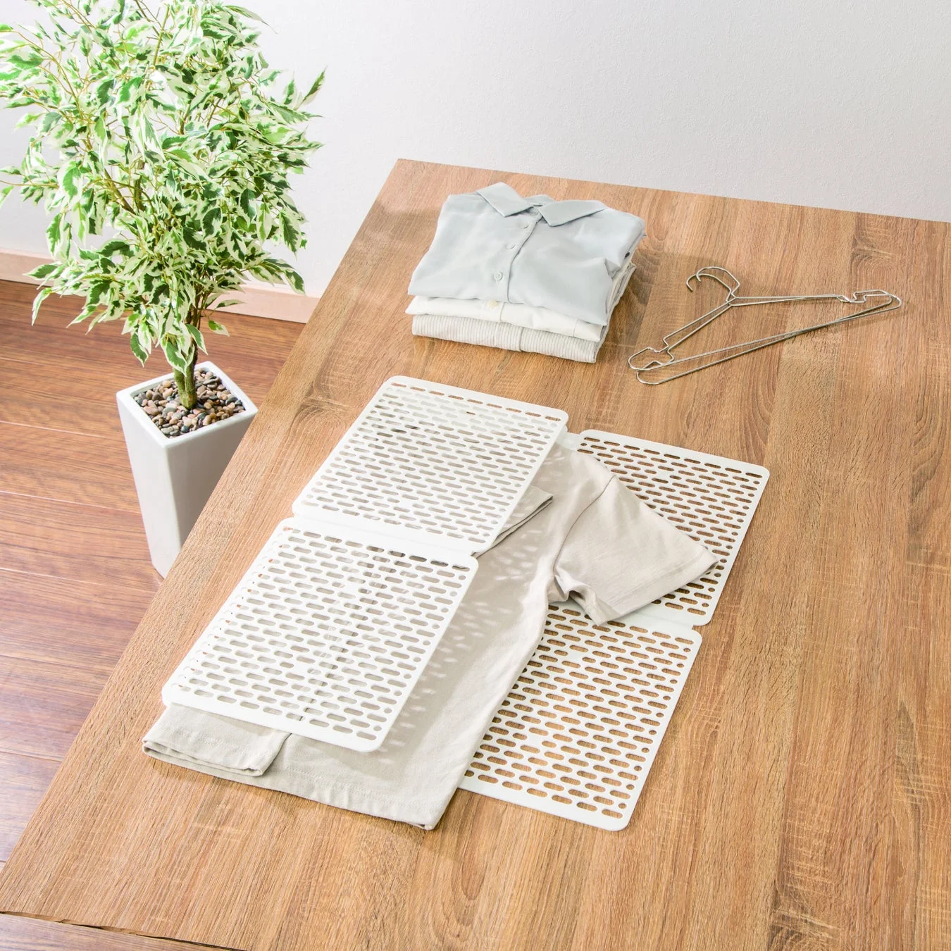 衣類折りたたみボードで衣類をたたむ様子