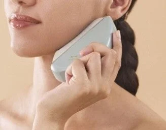 女性がBRUNO温冷EMSフェイシャルリフトを使用